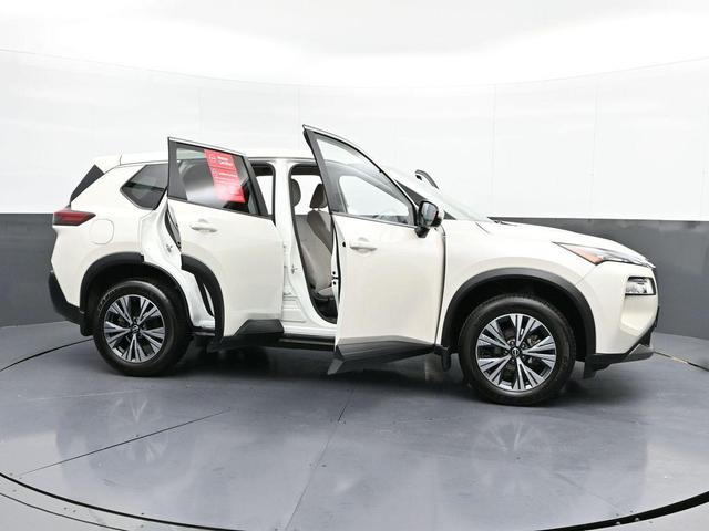 Photo of 2023 Pearl White Tricoat Nissan Rogue