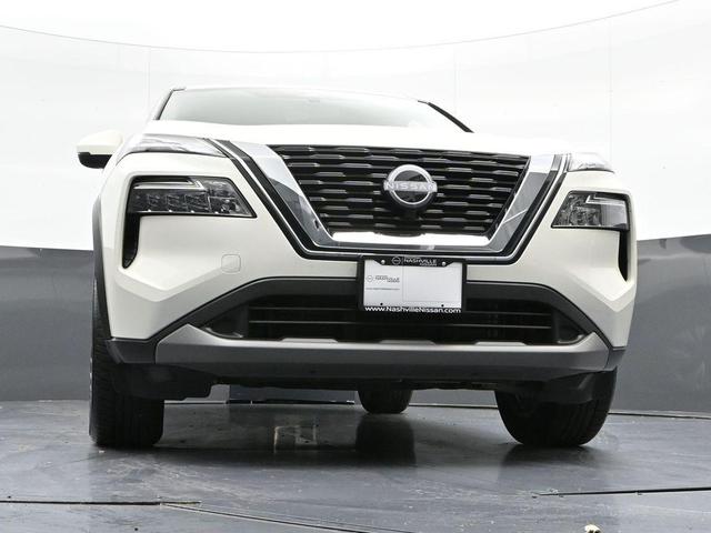 Photo of 2023 Pearl White Tricoat Nissan Rogue