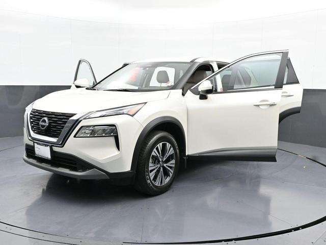 Photo of 2023 Pearl White Tricoat Nissan Rogue