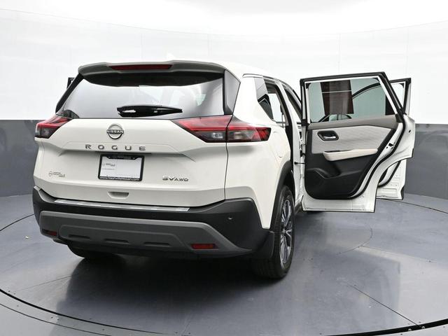 Photo of 2023 Pearl White Tricoat Nissan Rogue