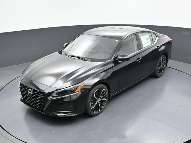 Photo of 2025 Super Black Clearcoat Nissan Altima