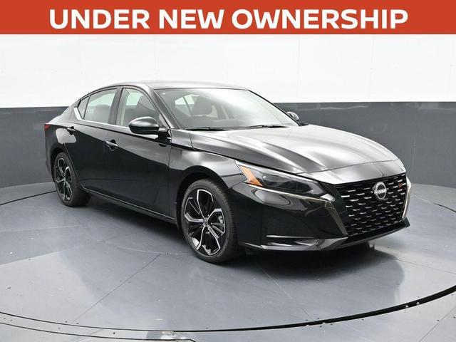 Photo of 2025 Super Black Clearcoat Nissan Altima