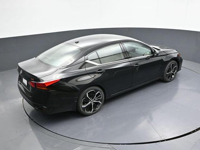 Photo of 2025 Super Black Clearcoat Nissan Altima