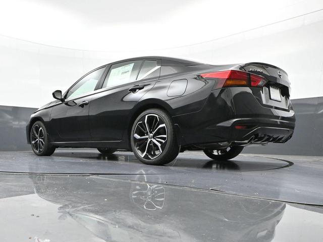 Photo of 2025 Super Black Clearcoat Nissan Altima