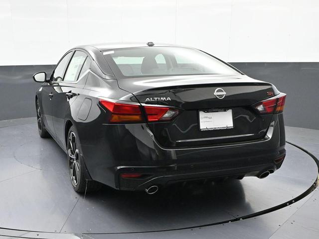 Photo of 2025 Super Black Clearcoat Nissan Altima