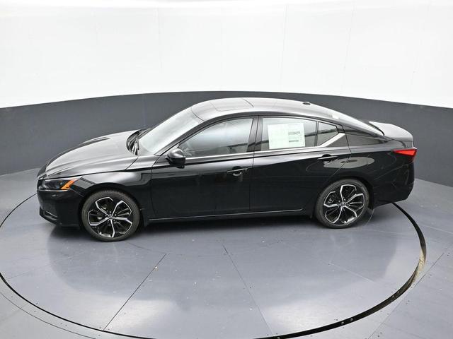 Photo of 2025 Super Black Clearcoat Nissan Altima