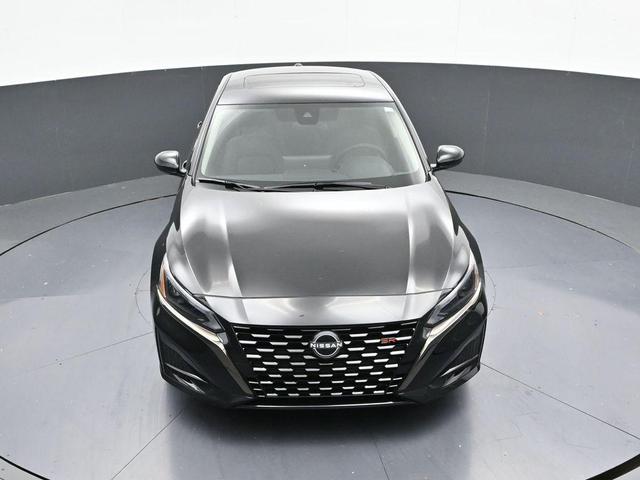 Photo of 2025 Super Black Clearcoat Nissan Altima