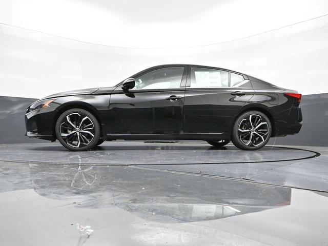 Photo of 2025 Super Black Clearcoat Nissan Altima