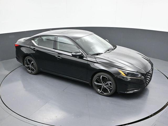 Photo of 2025 Super Black Clearcoat Nissan Altima