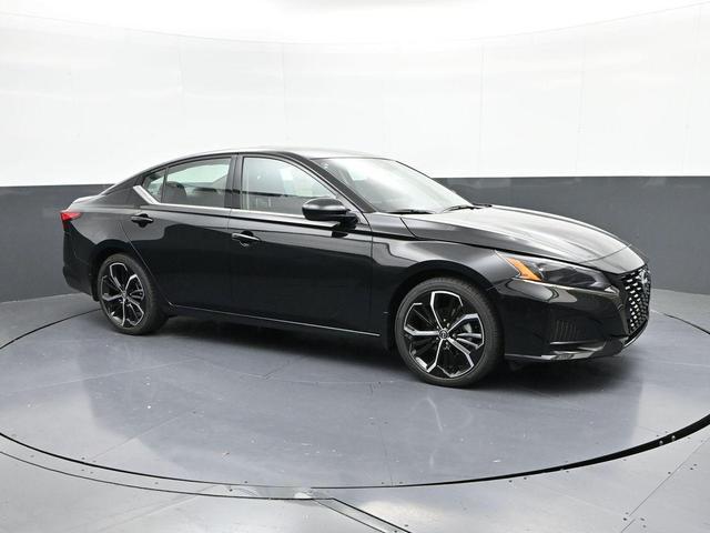 Photo of 2025 Super Black Clearcoat Nissan Altima