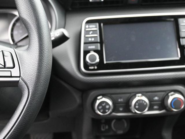 Photo of 2025 Super Black Nissan Kicks