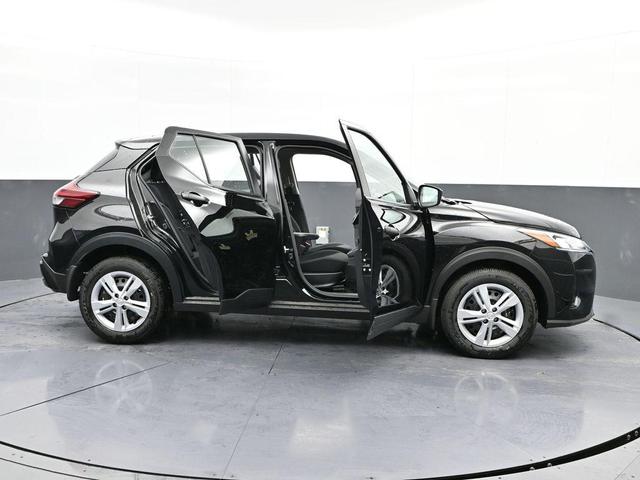 Photo of 2025 Super Black Nissan Kicks
