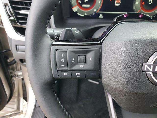 Photo of 2025 Champagne Silver Metallic/Super Black Nissan Rogue
