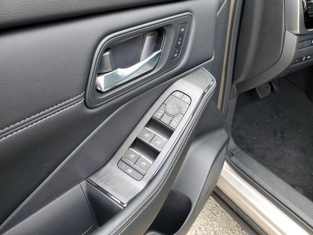 Photo of 2025 Champagne Silver Metallic/Super Black Nissan Rogue