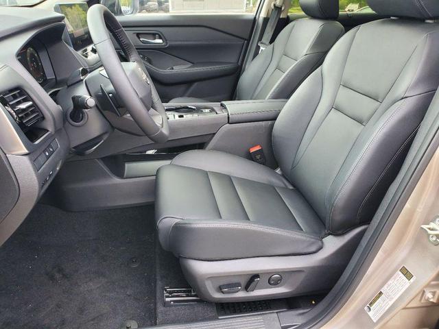 Photo of 2025 Champagne Silver Metallic/Super Black Nissan Rogue