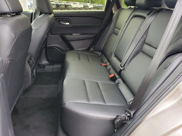 Photo of 2025 Champagne Silver Metallic/Super Black Nissan Rogue
