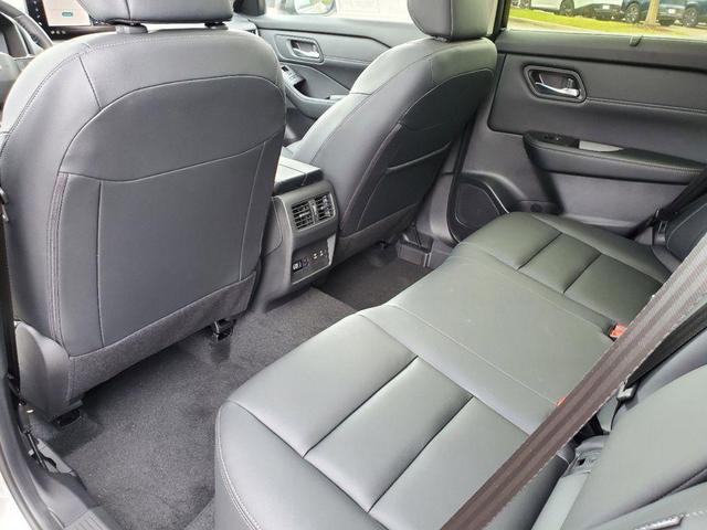 Photo of 2025 Champagne Silver Metallic/Super Black Nissan Rogue
