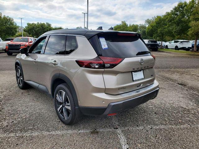Photo of 2025 Champagne Silver Metallic/Super Black Nissan Rogue