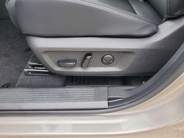 Photo of 2025 Champagne Silver Metallic/Super Black Nissan Rogue