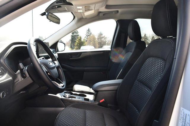 Photo of 2025 Silver Metallic Ford Escape