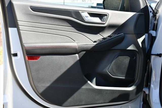 Photo of 2025 Silver Metallic Ford Escape