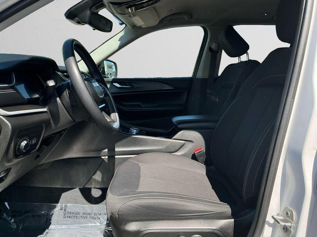 Photo of 2023 Bright White Clearcoat Jeep Grand Cherokee