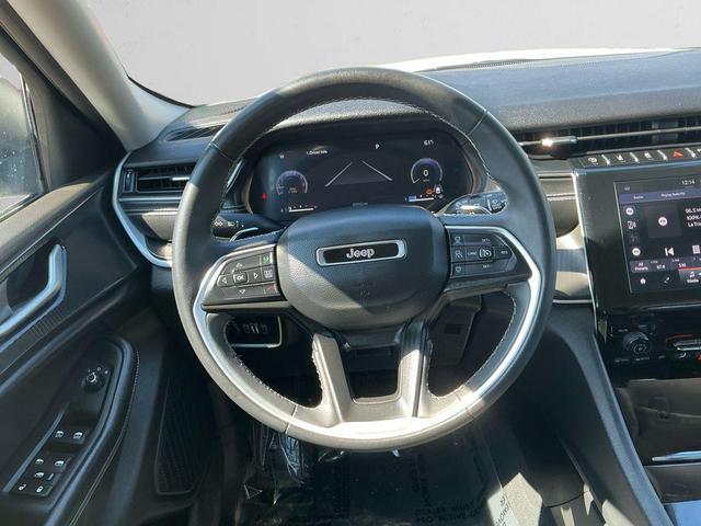 Photo of 2023 Bright White Clearcoat Jeep Grand Cherokee