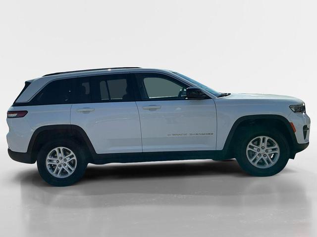 Photo of 2023 Bright White Clearcoat Jeep Grand Cherokee