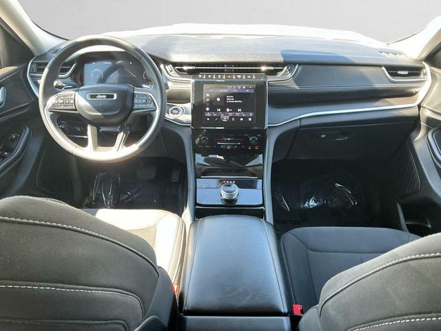 Photo of 2023 Bright White Clearcoat Jeep Grand Cherokee