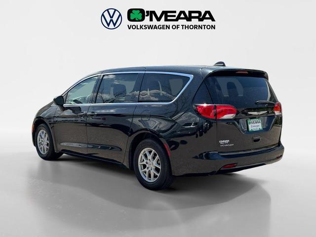 Photo of 2022 Brilliant Black Crystal Pearlcoat Chrysler Voyager
