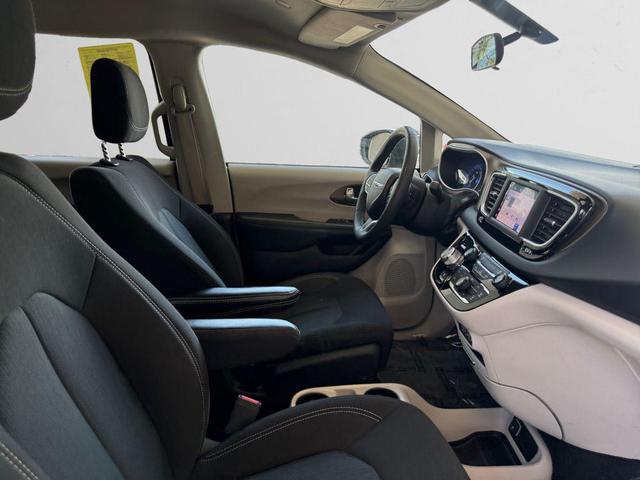 Photo of 2022 Brilliant Black Crystal Pearlcoat Chrysler Voyager