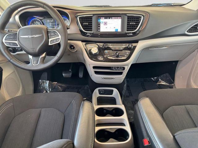 Photo of 2022 Brilliant Black Crystal Pearlcoat Chrysler Voyager