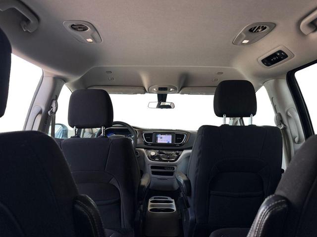 Photo of 2022 Brilliant Black Crystal Pearlcoat Chrysler Voyager