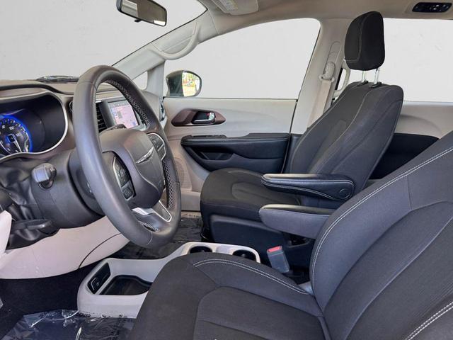 Photo of 2022 Brilliant Black Crystal Pearlcoat Chrysler Voyager