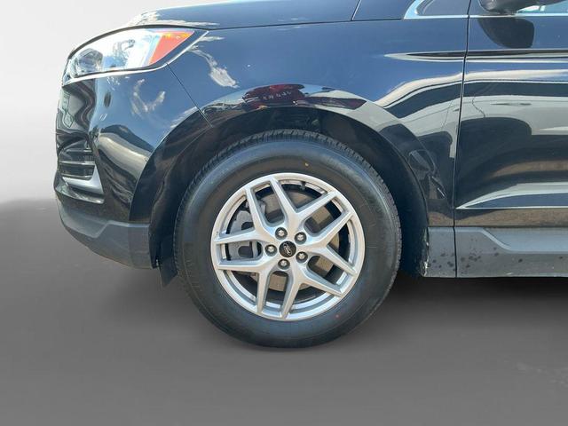 Photo of 2024 Black Metallic Ford Edge