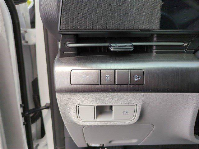 Photo of 2024 Atlas White Hyundai KONA