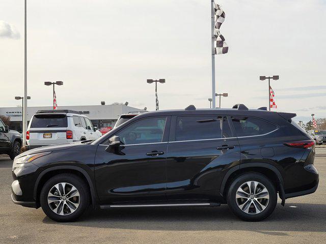 Photo of 2024 Midnight Black Metallic Toyota Highlander