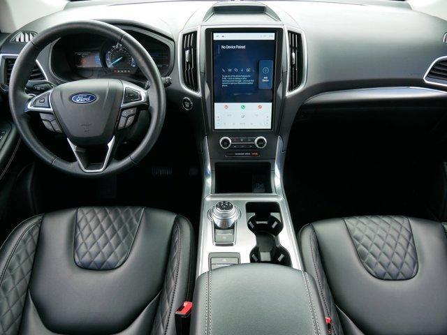 Photo of 2024 Silver Metallic Ford Edge