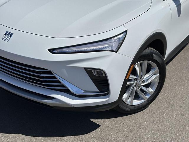 Photo of 2025 Summit White Buick Envista