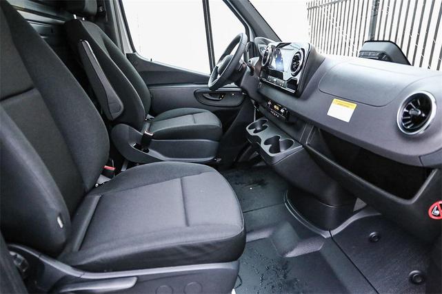 Photo of 2025 Arctic White Mercedes-Benz Sprinter 2500