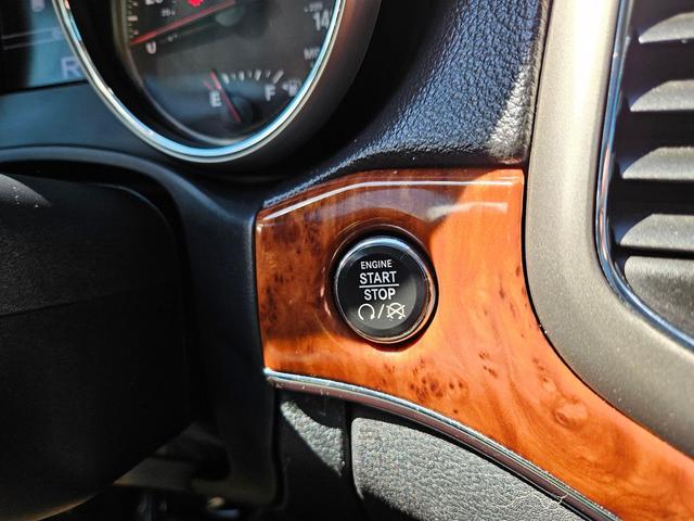 Photo of 2011 Stone White Clearcoat Jeep Grand Cherokee