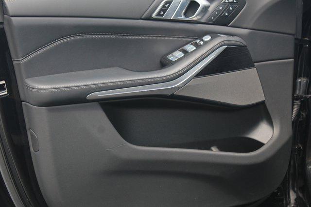 Photo of 2024 Black Sapphire Metallic BMW X7