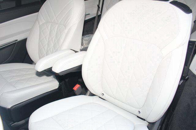 Photo of 2026 Mineral White Metallic BMW X7