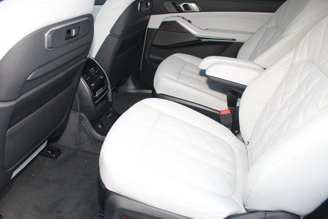 Photo of 2026 Mineral White Metallic BMW X7