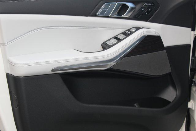 Photo of 2026 Mineral White Metallic BMW X7