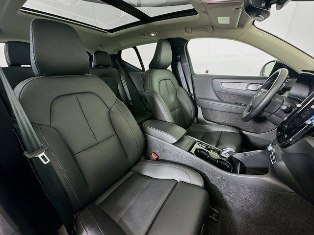 Photo of 2025 Crystal White Pearl Volvo XC40