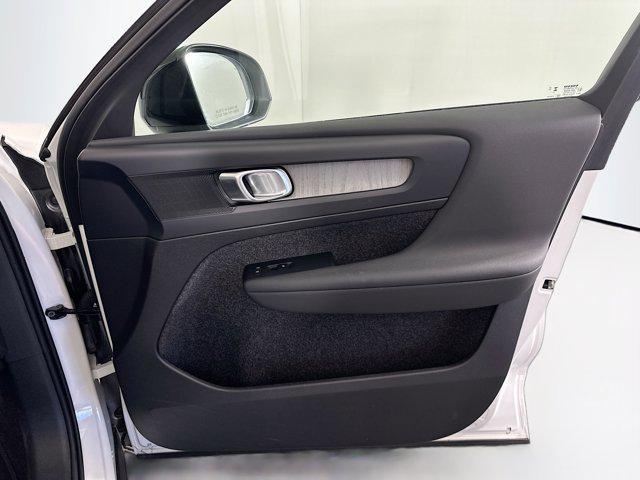 Photo of 2025 Crystal White Pearl Volvo XC40