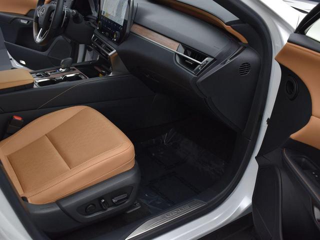 Photo of 2023 Eminent White Pearl Lexus RX 350