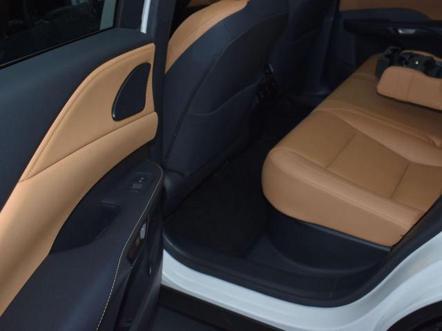 Photo of 2023 Eminent White Pearl Lexus RX 350