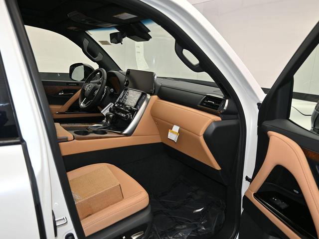 Photo of 2025 Eminent White Pearl Lexus LX 600